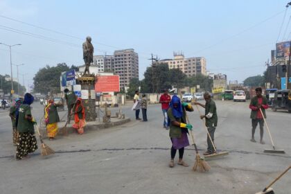 16-10-23-Vapi-palika-pratima-safai-1.jpg