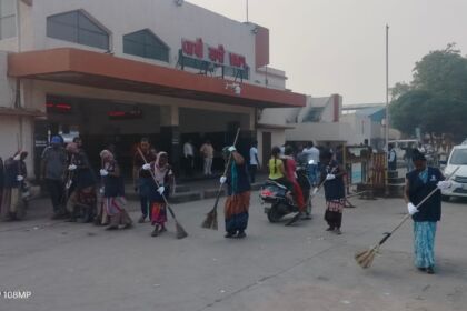 16-10-23-vapi-railway-satation-safai-1.jpg