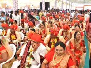 વલસાડના ધમડાચી ખાતે ૧૦મા સર્વજ્ઞાતિ સમુહલગ્નમાં ૧૧૧ યુગલોએ પ્રભુતામાં પગલાં પાડ્યા: નાણાંમંત્રીશ્રી કનુભાઈ દેસાઈ અને પ્રભારી મંત્રીશ્રી નરેશભાઈ પટેલે નવયુગલોને આશીર્વાદ આપ્યા