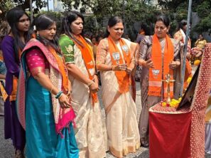 નવસારીમાં ચૂંટણી રણનીતિ અંગે મહિલા સંમેલન યોજાયું: કોઈપણ ચૂંટણીમાં મહિલા શક્તિની ભૂમિકા અત્યંત મહત્વપૂર્ણ અને નિર્ણાયક હોય છે: સોનલબેન સોલંકી