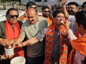 વલસાડમાં જાલમૂરી ખવડાવી પશ્ચિમ બંગાળની જીતની ઉજવણી કરાઈ: આ વિજય પીએમ નરેન્દ્રભાઈ મોદીની વિકાસવાદી નીતિઓ અને કાર્યકરોની અવિરત મહેનતનું પરિણામ છે: હેમંત કંસારા