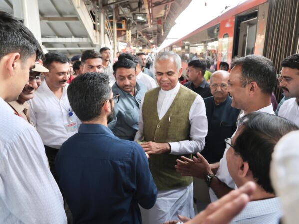 રાજ્યપાલશ્રી આચાર્ય દેવવ્રતજીએ વલસાડ જિલ્લાના ઉમરગામ આવવા ગાંધીનગરથી વાપી સુધી રેલવેમાં સામાન્ય મુસાફરની જેમ પ્રવાસ કર્યો: રાજ્યપાલશ્રીએ મુસાફરો સાથે અત્યંત આત્મીય અને આદરપૂર્ણ સંવાદ કર્યો, મુસાફરોના ખબર અંતર પૂછ્યા