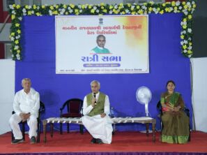ઉમરગામ તાલુકાના દેહરી ગામ ખાતે રાજ્યપાલ શ્રી આચાર્ય દેવવ્રતજીએ રાત્રિસભા યોજી ગ્રામજનો સાથે  સંવાદ કર્યો: રાજ્યપાલશ્રીએ રાત્રિ સભામાં વ્યસનમુક્ત ગામ, શિક્ષણ અને પ્રાકૃતિક ખેતીનો મંત્ર આપ્યો