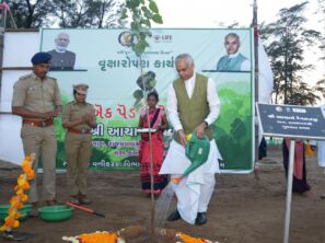 રાજ્યપાલ શ્રી આચાર્ય દેવવ્રતજીએ ઉમરગામ તાલુકાના દહેરી ખાતે વૃક્ષારોપણ કર્યું: રાજ્યપાલશ્રીએ સફાઈ કરી, સ્વચ્છતા કર્મચારીઓનું સન્માન કર્યું