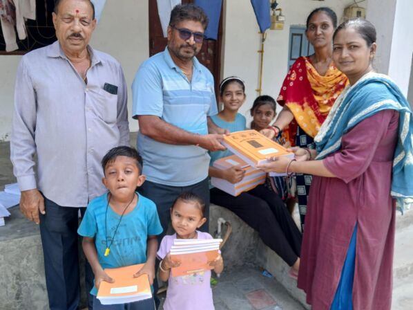 વલસાડ રોહિત સમાજ શૈક્ષણિક મંડળ દ્વારા ૧૮૦ વિદ્યાર્થીઓને વિનામૂલ્યે નોટબુક વિતરણ કરાઈ