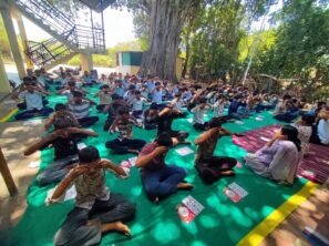 વલસાડના તિથલ સ્થિત સરકારી આયુર્વેદ દવાખાના દ્વારા શાળામાં યોગ શિબિર યોજાઈ: બાળકોને પ્રોટોકોલ અનુસાર વિવિધ આસનો અને પ્રાણાયામ કરાવી તેના લાભ વિશે માહિતી અપાઈ