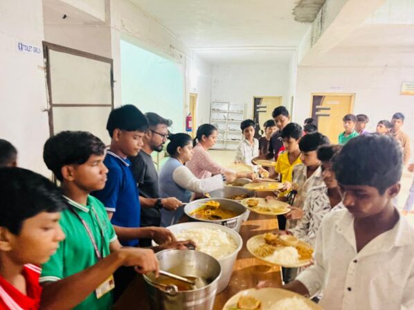 વલસાડના રાબડા ગામની સાર્વજનિક માધ્યમિક શાળામાં પુણ્યતિથિ નિમિત્તે વિદ્યાર્થીઓને ભોજન અપાયું: સ્વજનની સ્મૃતિને સેવાકીય કાર્ય સાથે જોડવી એ સાચી શ્રદ્ધાંજલિ છે, જે અન્યોને પ્રેરણા આપે છે