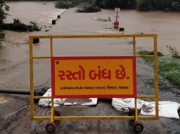 વલસાડ જિલ્લામાં અતિભારે વરસાદને પગલે ૩૨૬ માર્ગો વાહન વ્યવહાર માટે બંધ કરાયા: માર્ગ અને મકાન (પંચાયત) હસ્તકના ૩૧૩ અને રાજ્ય હસ્તકના ૧૩ માર્ગો વરસાદને કારણે અવરોધાયા: વરસાદની સ્થિતિ સામાન્ય ન થાય ત્યાં સુધી બંધ કરાયેલા માર્ગો પરથી પસાર થવાનો પ્રયાસ ન કરવા અપીલ
