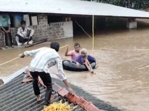 અદમ્ય સાહસ: વલસાડના વિનાશક પૂર વચ્ચે ઉમરગામના એકલેરાના પાંચ યુવાનો બન્યા ૨૬ લોકો માટે ‘દેવદૂત’: ગામના જ પાંચ યુવાનોએ જીવના જોખમે ધસમસતા પ્રવાહમાં દોરડા અને ટ્યુબ વડે પાર પાડ્યું દિલધડક રેસ્ક્યુ ઓપરેશન
