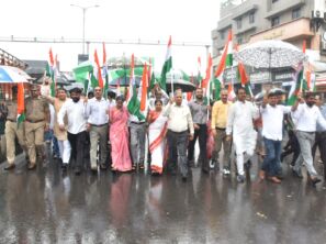નાણાં મંત્રીશ્રી કનુભાઈ દેસાઈની ઉપસ્થિતિમાં વાપીમાં ભર વરસાદમાં ૪ કિ.મી. લાંબી ભવ્ય તિરંગા યાત્રા નીકળી, ૪૫૦૦થી વધુ લોકો જોડાયા