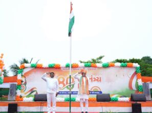 કમલમ ખાતે પ્રદેશ ભાજપ પ્રમુખ જગદીશ વિશ્વકર્માએ કર્યું ધ્વજવંદન: વલસાડના પ્રદેશ ભાજપ મંત્રી સોનલબેન સોલંકીની ખાસ ઉપસ્થિતિ