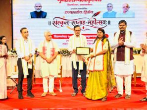 સંસ્કૃત સપ્તાહ મહોત્સવમાં ઉત્કૃષ્ટ આયોજન બદલ વલસાડ જિલ્લાનું સતત બીજી વાર રાજ્યકક્ષાએ સન્માન: સંસ્કૃતમય બન્યું વલસાડ, સંસ્કૃતના પ્રચાર-પ્રસાર અને વિવિધ પ્રવૃત્તિઓના શ્રેષ્ઠ આયોજન કરાયું હતું