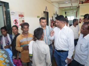 વલસાડના સાંસદ ધવલભાઈ પટેલે કપરાડાના સુથારપાડા ગામની સીએચસીની ઓચિંતી મુલાકાત લીધી: આરોગ્ય કેન્દ્રની જરૂરી સુવિધાઓ વધુ સુદૃઢ બનાવવા અને જરૂરી વ્યવસ્થાઓમાં સુધારો કરવા સૂચન કર્યું