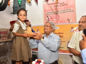 વાપીના છીરીમાં મંત્રીશ્રી કનુભાઈ દેસાઈ દ્વારા આંગણ મિલન સેવા કાર્યક્રમનો શુભારંભ કરાયો: પ્રશંસનીય સેવા બજાવનાર આંગણવાડી કાર્યકર અને તેડાગર બહેનોને પ્રશસ્તિ પત્ર આપી સન્માનિત કરવામાં આવી