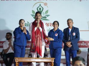 વલસાડ બન્યું યોગમયઃ તિથલ સમુદ્ર કાંઠે યોગ શિબિરમાં જનસૈલાબ ઉમટ્યો, સેવા સંકલ્પ અભિયાનમાં ૩૨૦૦થી વધુ લોકોએ સ્વસ્થ જીવનના સંકલ્પ લીધા