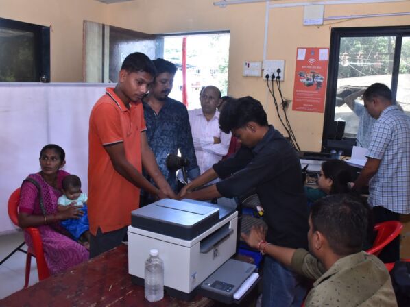 વલસાડ સ્પોર્ટ્સ કોમ્લેક્સ ખાતે વલસાડ નગરપાલિકા દ્વારા સેવાસેતુ કાર્યક્રમ યોજાયો, ૧૧૧ અરજીનો હકારાત્મક નિકાલ: એક જ સ્થળે જન્મ-મરણના દાખલા, આધાર કાર્ડ અને રાશન કાર્ડ સહિતની વિવિધ સેવાઓ ઉપલબ્ધ કરાવાઈ