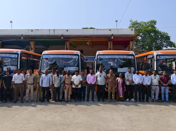 જનજાતીય ગૌરવ પરિવહન અંતર્ગત ધરમપુર ડેપોને ફાળવાયેલી 4 મિનિબસોનું ધારાસભ્ય અરવિંદભાઈ પટેલના હસ્તે લોકાર્પણ