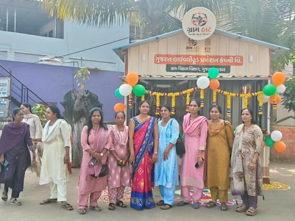 ‘ગ્રામ હાટ’ અભિયાનથી સખી મંડળોની બહેનો બની રહી છે આત્મનિર્ભર: ધરમપુર બસ સ્ટેન્ડ ખાતે ‘ગ્રામ હાટ’નો શુભારંભ: પાપડ, અથાણાં, મસાલા અને હસ્તકલાની વસ્તુઓના વેચાણથી ગ્રામીણ મહિલાઓને મળી રોજગારીની નવી તકો: ઈ-કોમર્સ સહાય અને ગ્રામ હાટના માધ્યમથી મહિલાઓનું ‘લખપતિ દીદી’ બનવાનું સ્વપ્ન થઈ રહ્યું છે સાકાર