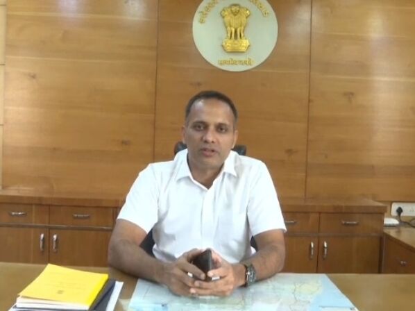 વલસાડ જિલ્લા કલેક્ટરશ્રી નીતિન સાંગવાને વસ્તી ગણતરીની સ્વ-ગણતરી (Self Enumeration) પ્રક્રિયા પૂર્ણ કરી: નાગરિકોને રાષ્ટ્રહિત માટે ૩૧ મે ૨૦૨૬ સુધી જન ગણનાની પ્રક્રિયામાં જોડાઈ સ્વ-ગણતરી કરવા માટે કલેક્ટરશ્રીએ અપીલ કરી